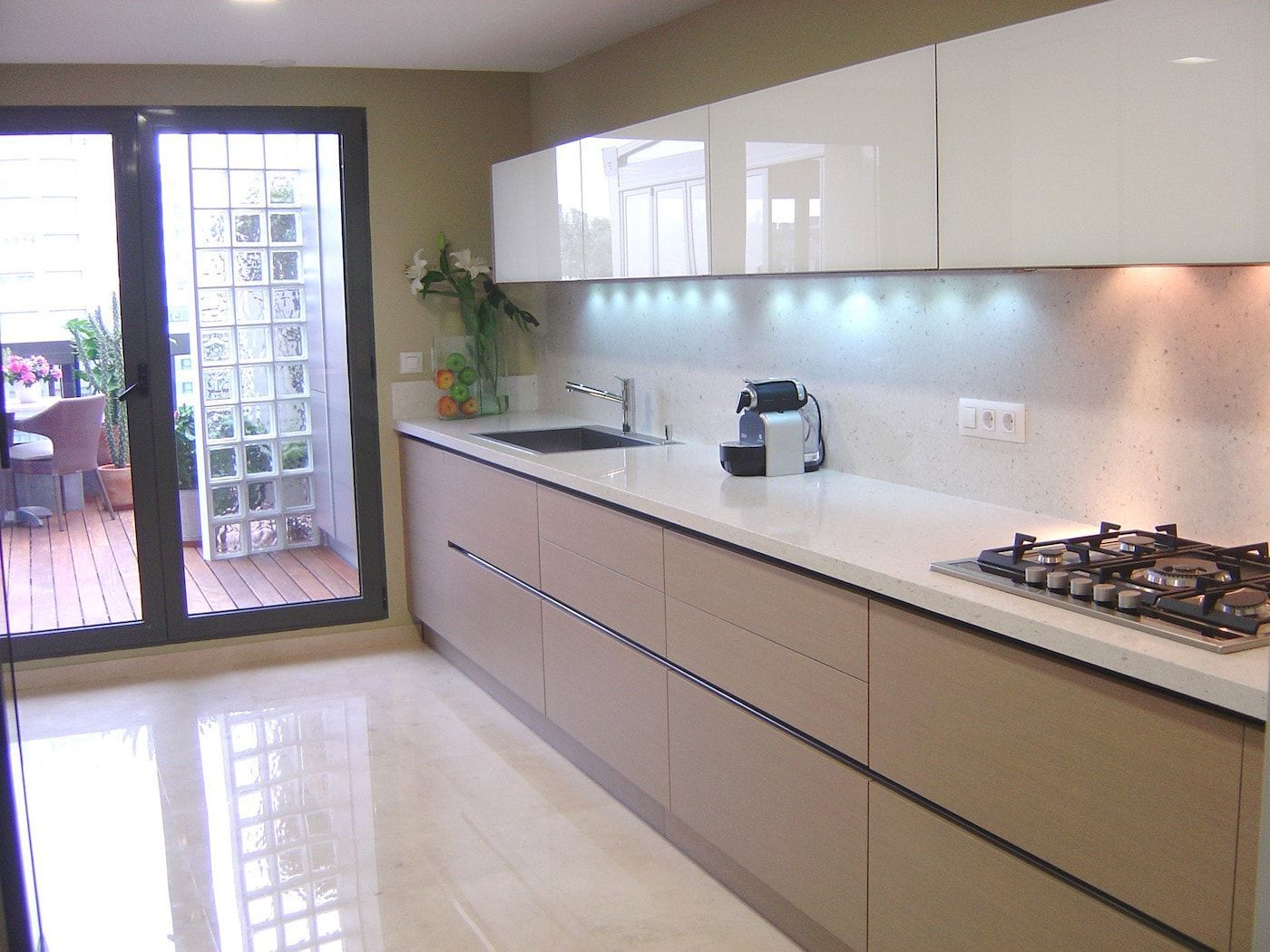 Muebles de cocina alto Brillo GLS 248 combinado con blanco y