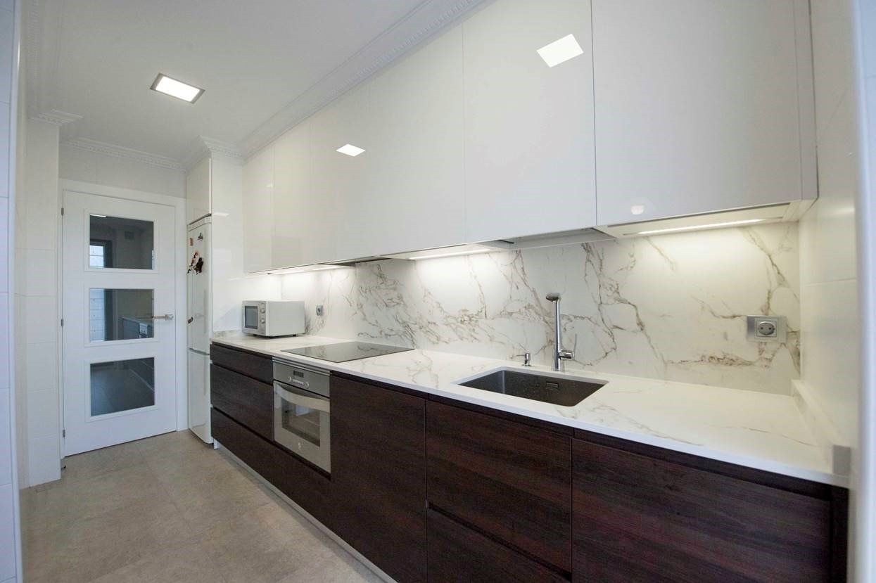 madera-de-pino-combinado-con-lacado-blanco-brillo-muebles-los