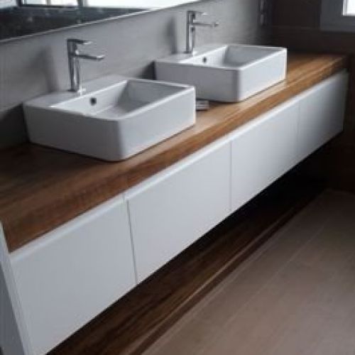 baño con encimera de madera